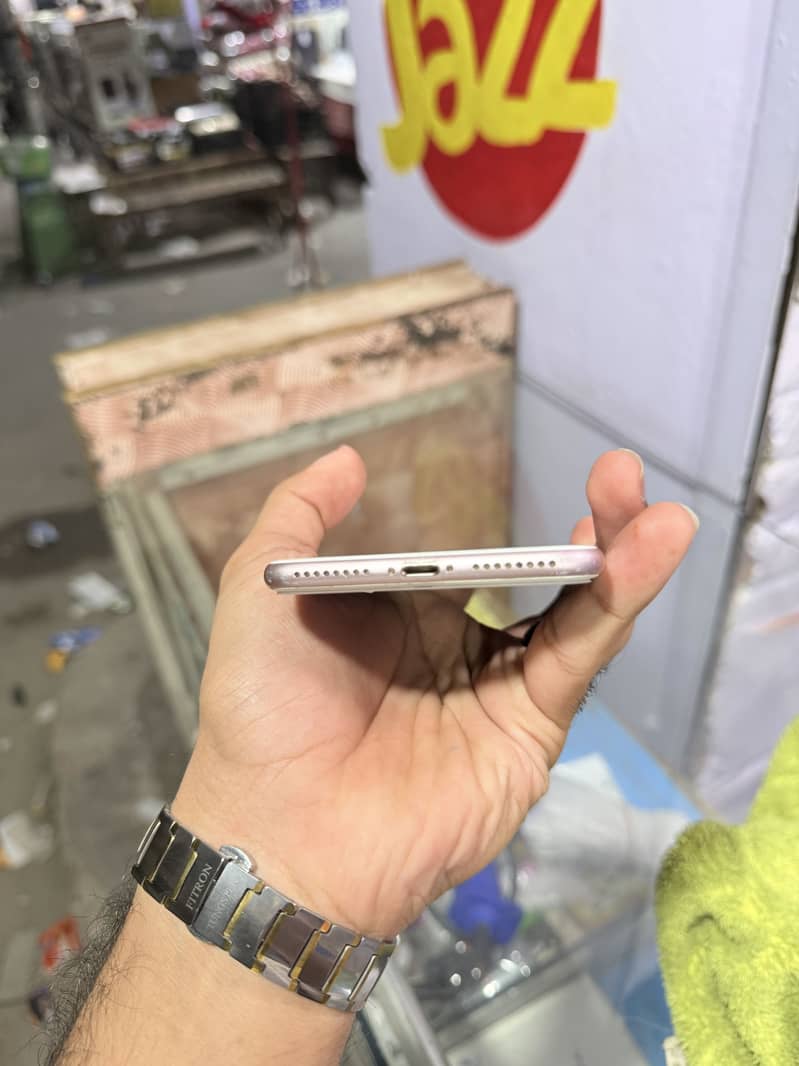 Apple iPhone 7 Plus 3
