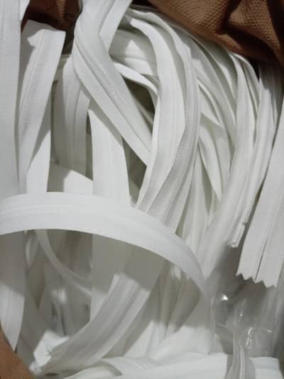 YKK Zip White 25"