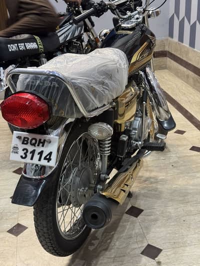 Honda 125 salf start Gold edition just like zero metter