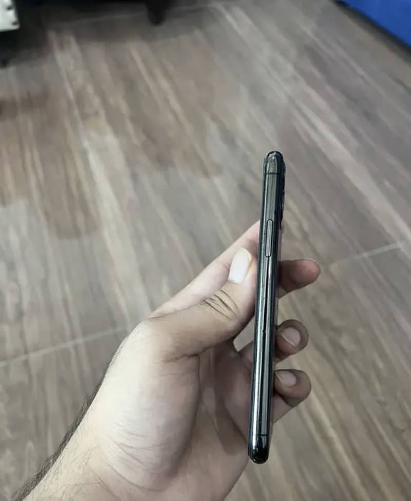 Apple iPhone 11 Pro 4