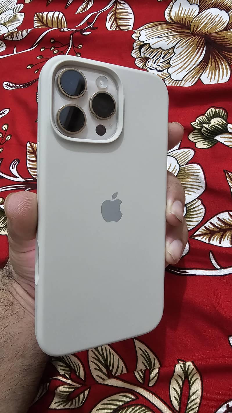 Apple iPhone 16 Pro Max 1