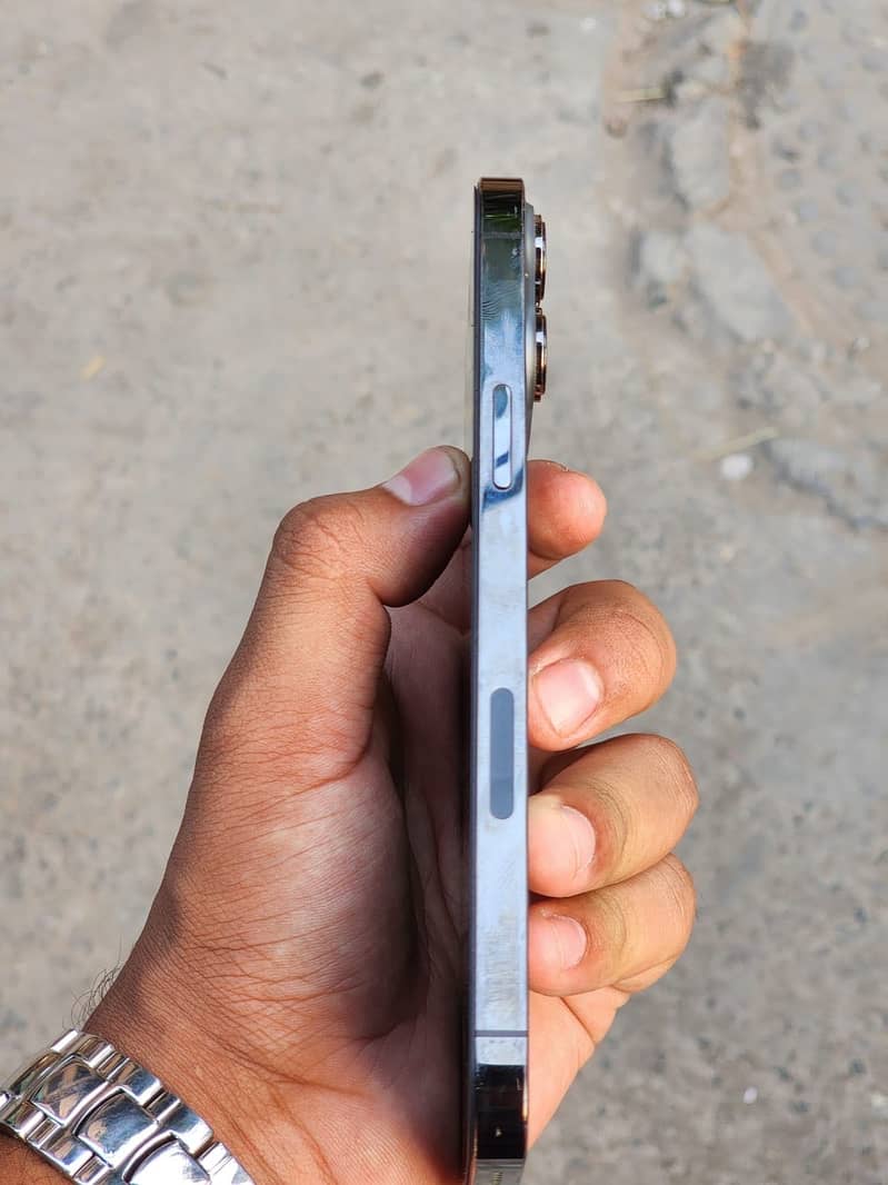 Apple iPhone 13 Pro Max 4