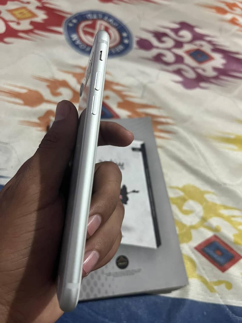 Apple iPhone 8 3