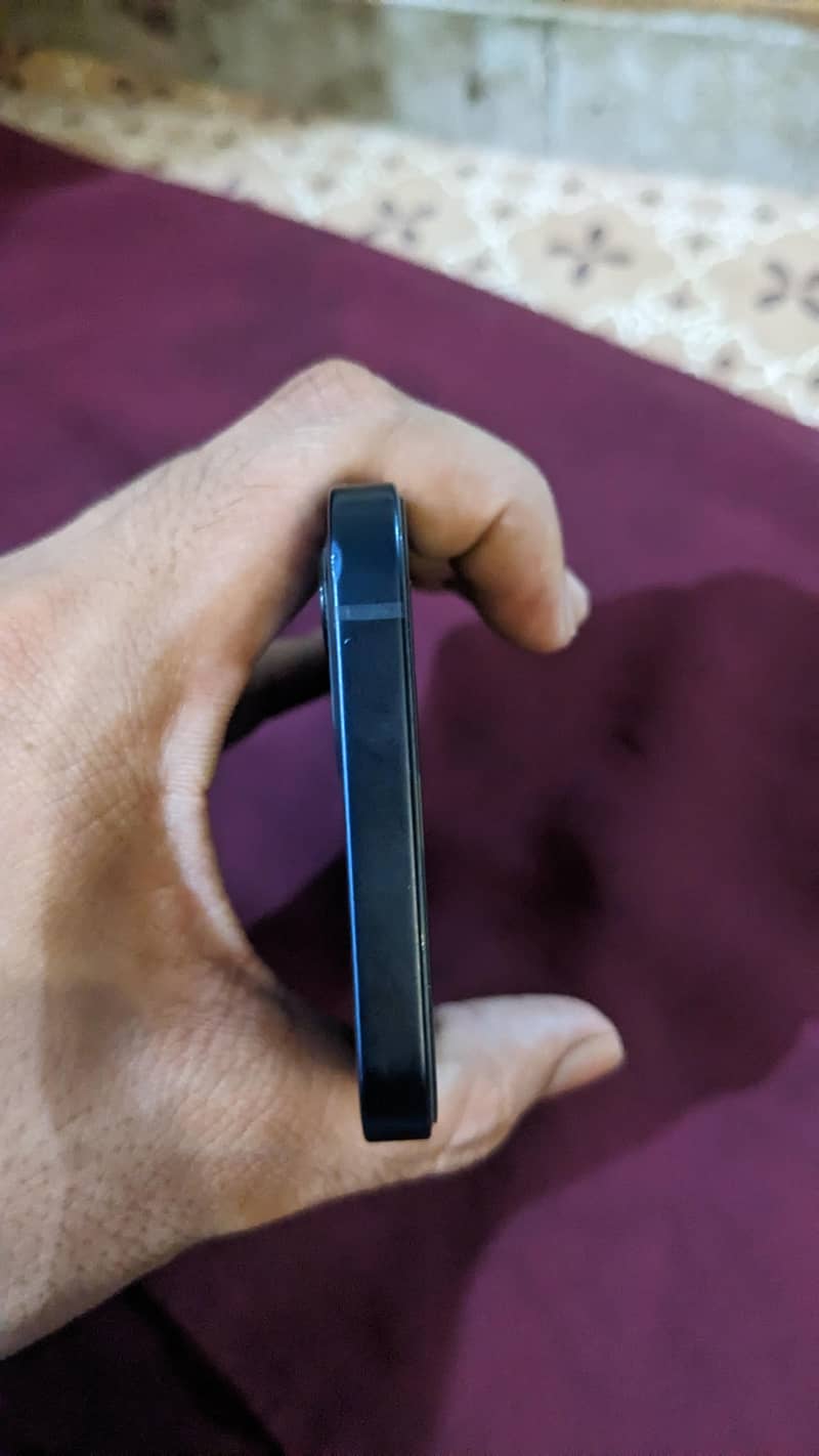 Apple iPhone 12 4