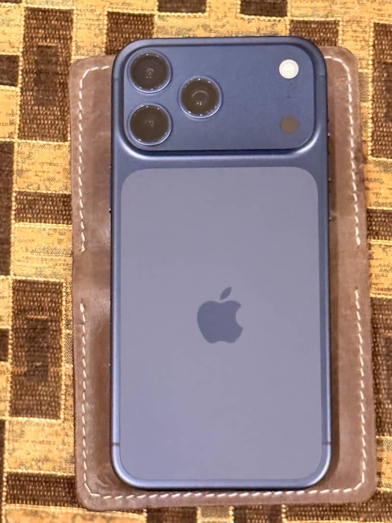 Apple iPhone 17 Pro Max 4