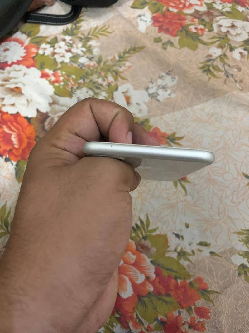 Apple iPhone 8 Plus 4