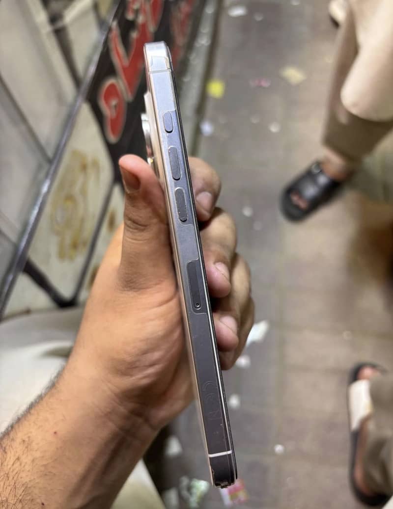 Apple iPhone 16 Pro Max 1