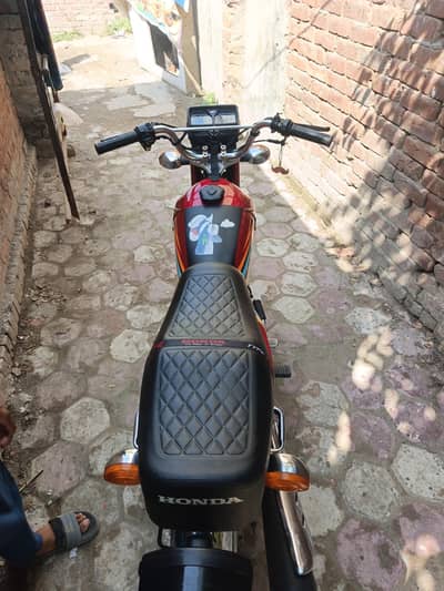 Honda 125 red colour