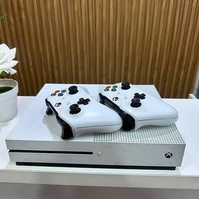 XBOX ONE S 1TB 9+ GAMES 2 CONTROLLER