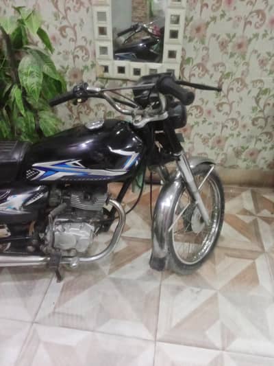 honda 125 2005 model condition okay Sirf original book no bio stam