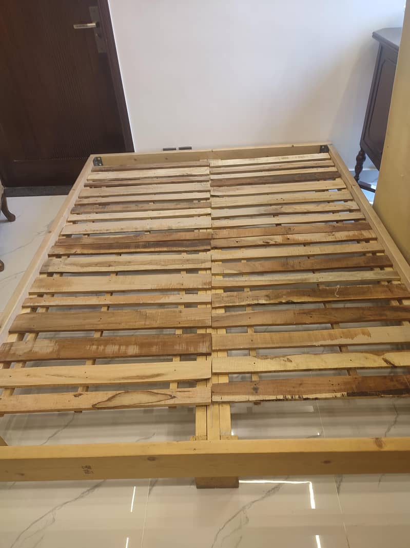 SOLID WOODEN SIDEBOARD & QUEEN SIZE SOLID WOODEN BED 3