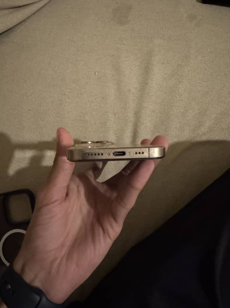 Apple iPhone 16 Pro 1
