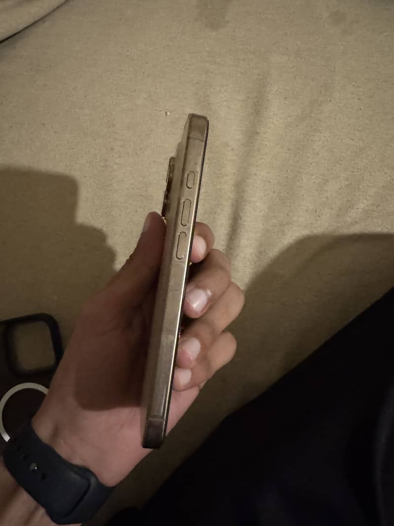 Apple iPhone 16 Pro 2