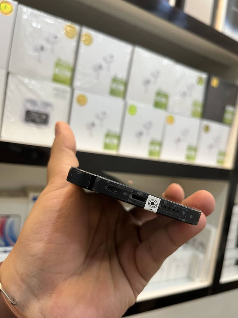 Apple iPhone 13 4