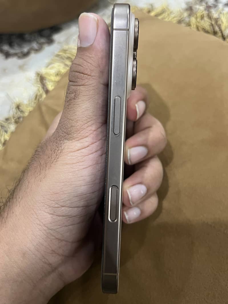Apple iPhone 16 Pro 2