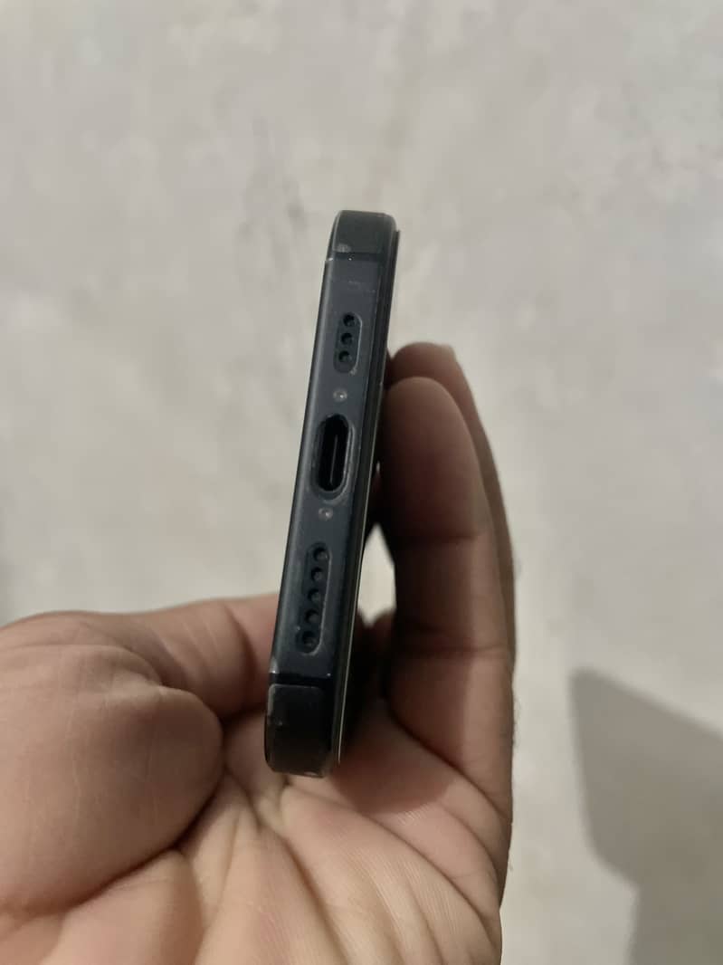 Apple iPhone 16 4
