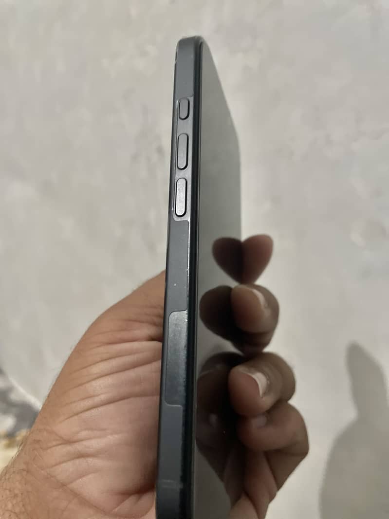 Apple iPhone 16 5