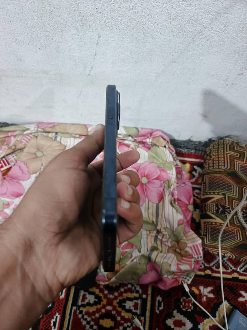 Apple iPhone 15 Pro Max 2