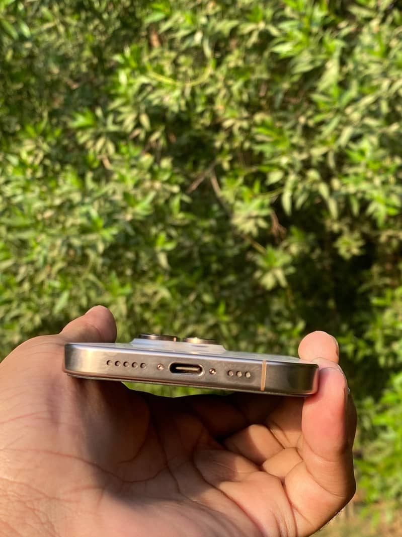 Apple iPhone 16 Pro 2