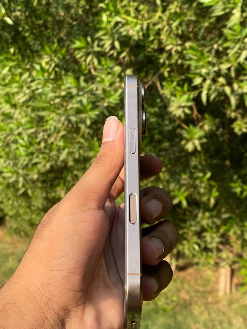 Apple iPhone 16 Pro 3