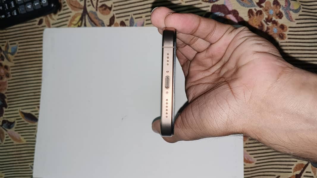 Apple iPhone 16 6