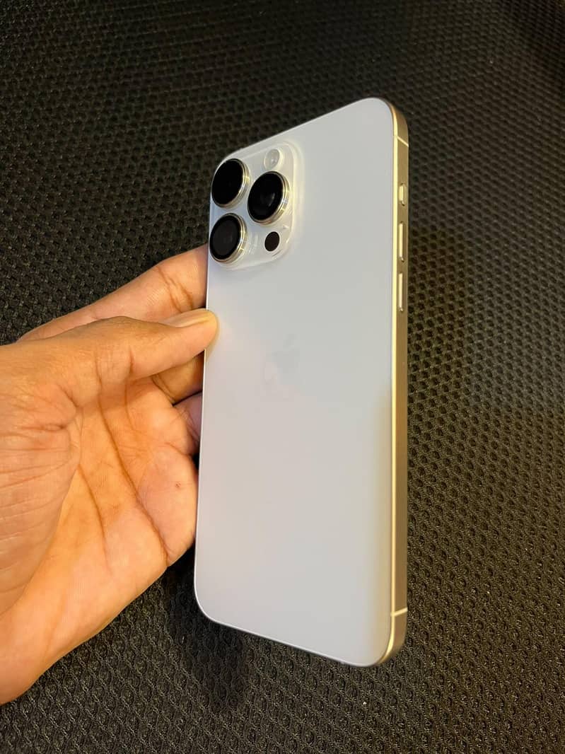 Apple iPhone 15 Pro Max 3