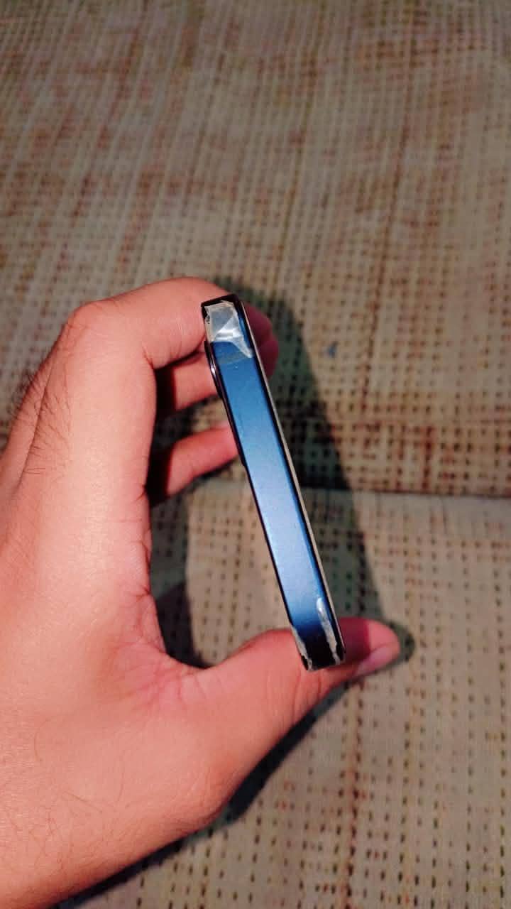 Apple iPhone 12 4