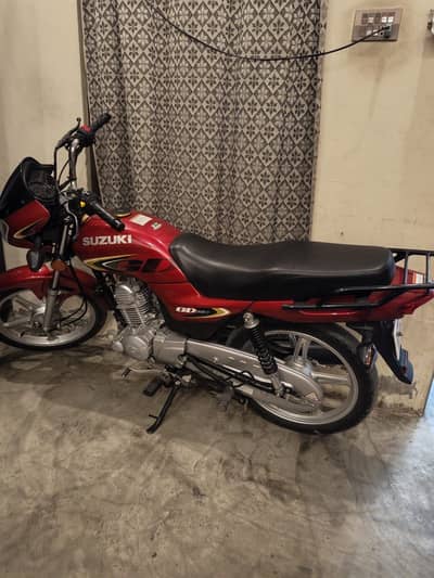Baike bilkul saaf condition me h koi kisi qism ki kahrabi nhi h