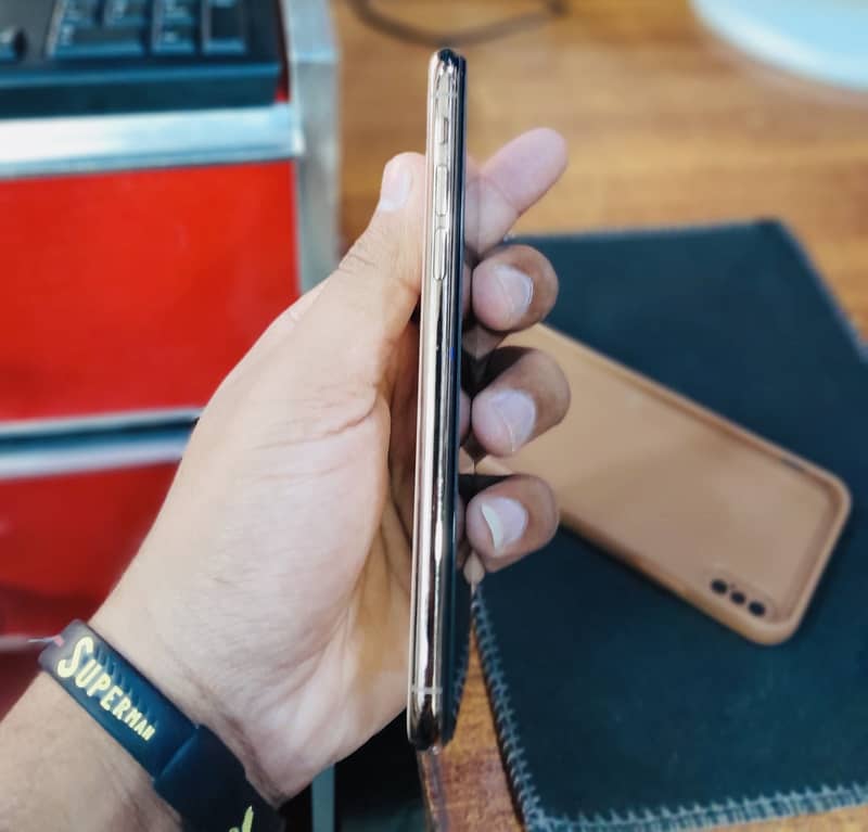 Apple iPhone XS 4