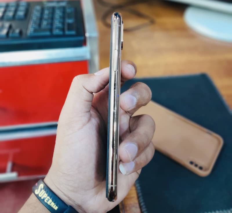 Apple iPhone XS 5
