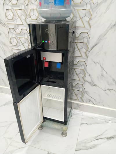 water dispensre glass door
