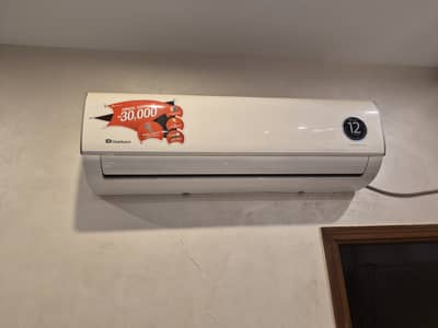 Dawlance 1.5 Ton DC Inverter AC – Excellent Condition & Energy Saving