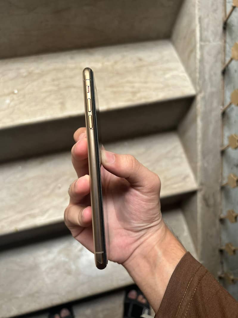 Apple iPhone XS Max 6