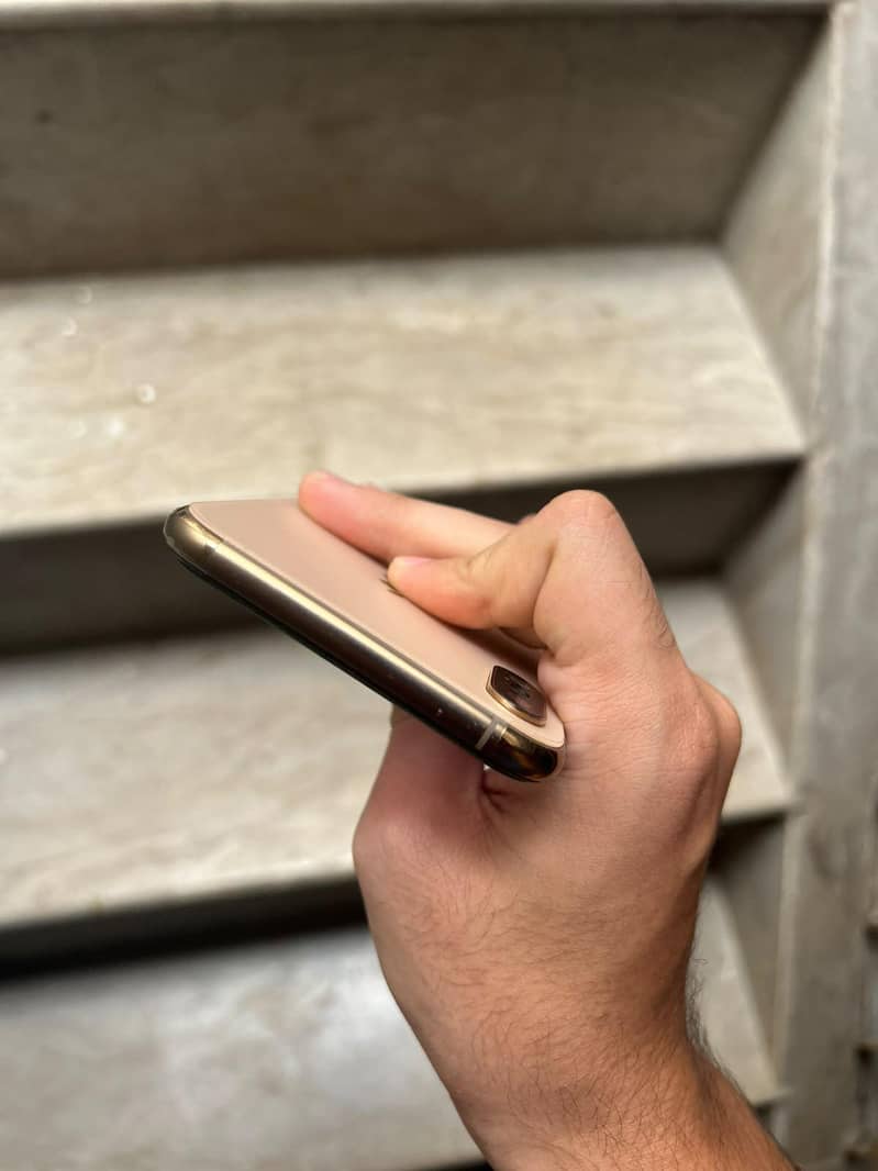 Apple iPhone XS Max 7