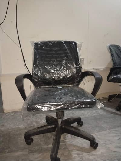 4 new office Chairs + Table - Urgent sale