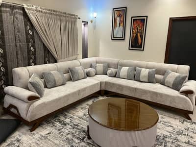 Brand new L shaped sofa with moveable hands