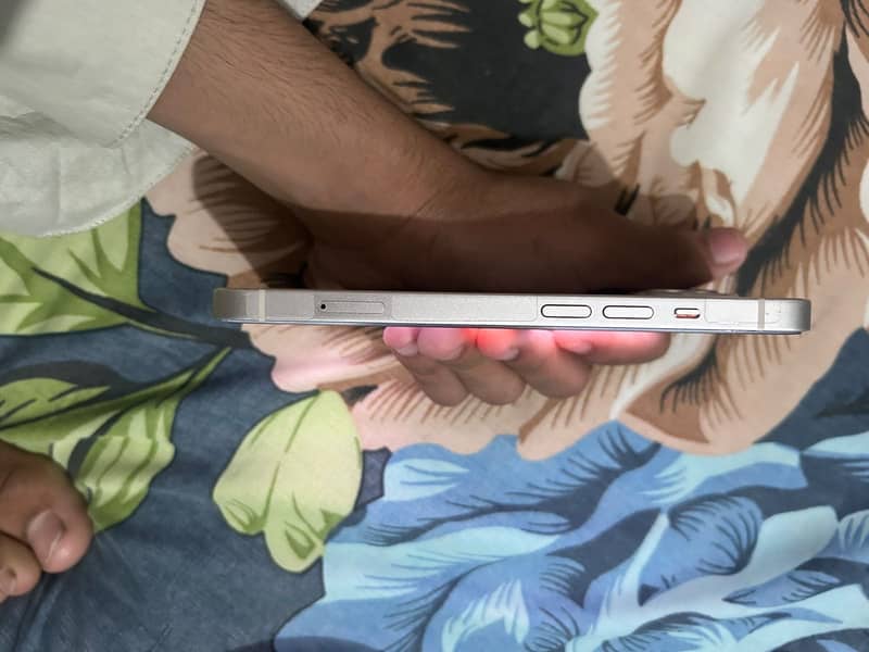 Apple iPhone 13 5