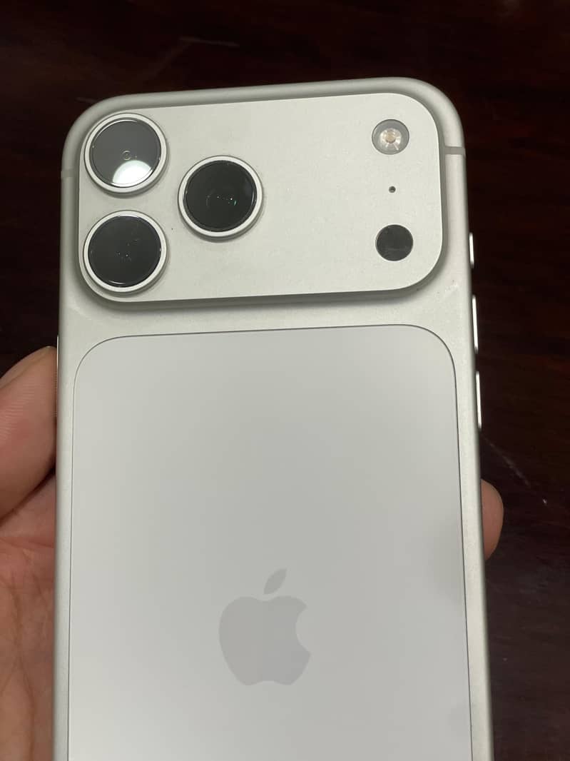 Apple iPhone 17 Pro Max 3