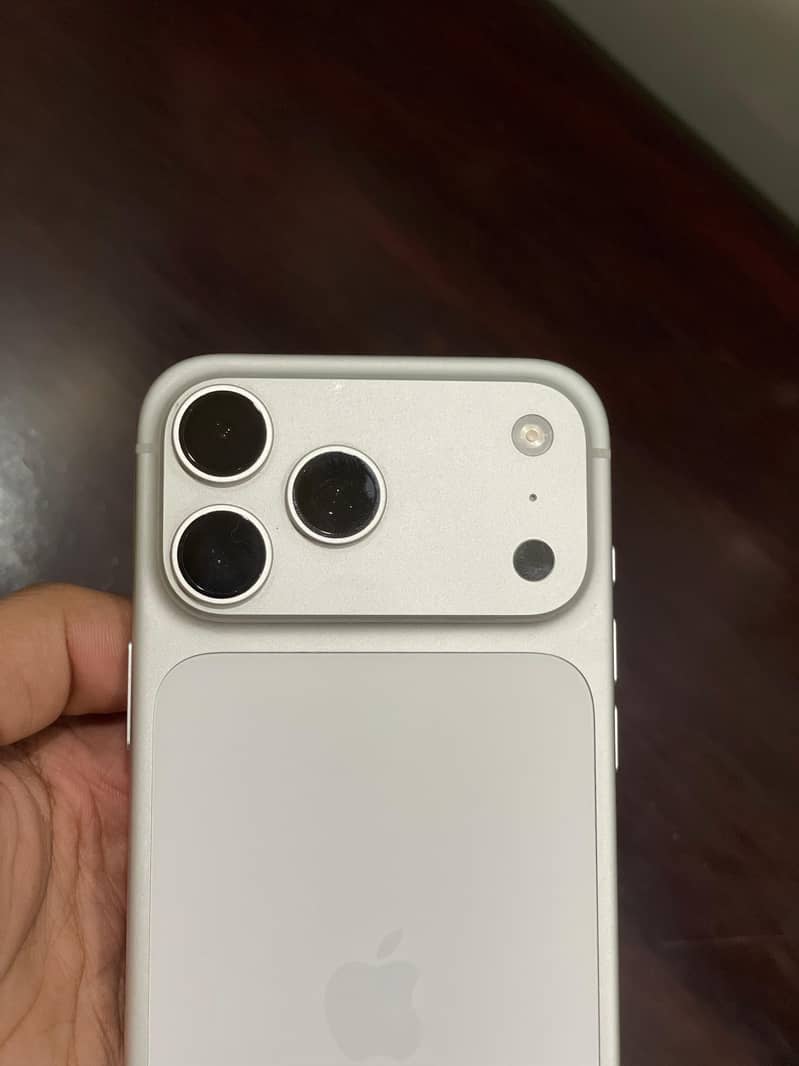 Apple iPhone 17 Pro Max 4