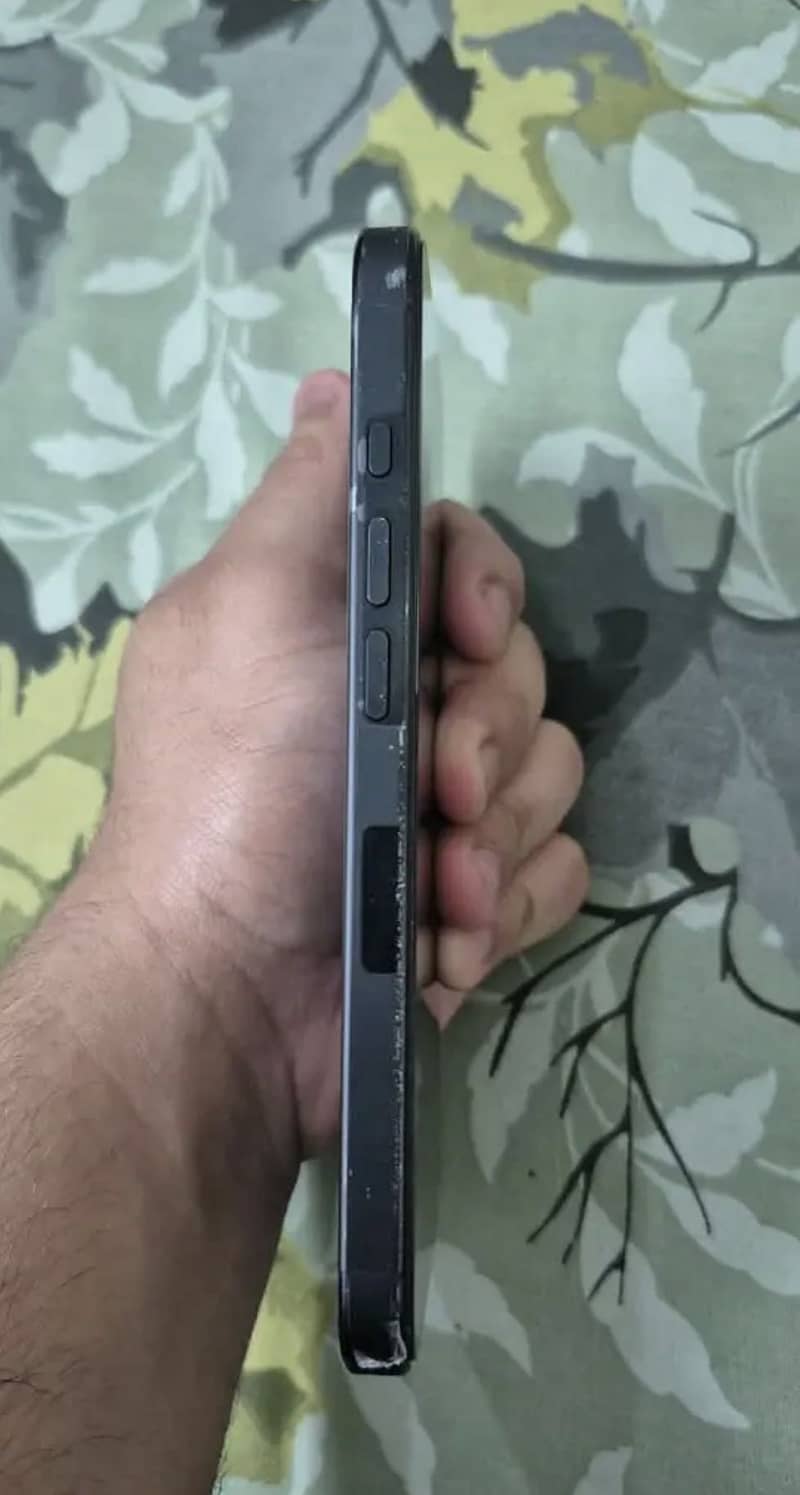 Apple iPhone 16 Pro 1