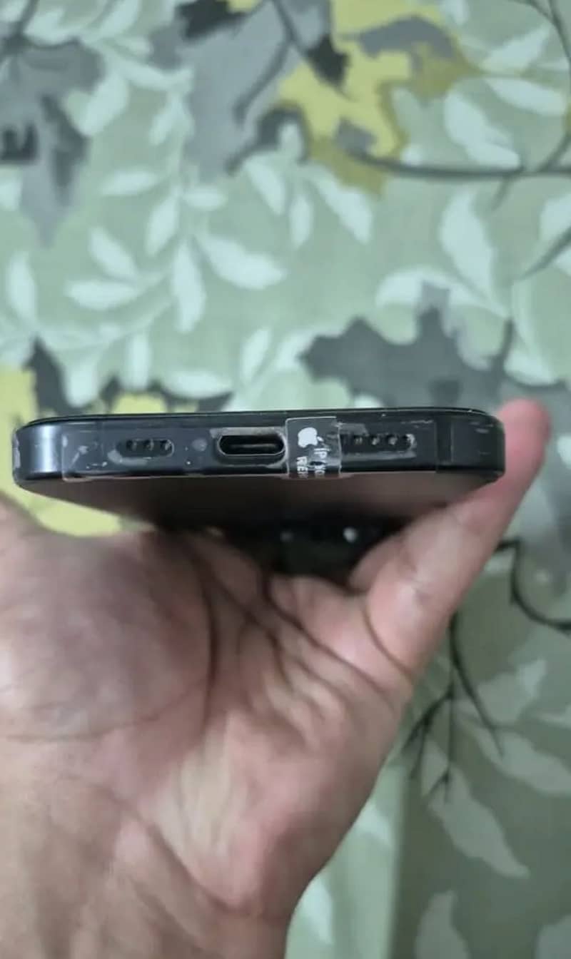 Apple iPhone 16 Pro 4