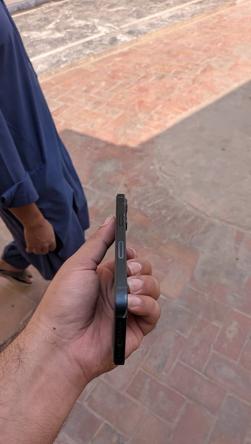 Apple iPhone 13 2