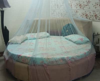 Round bed with mattress