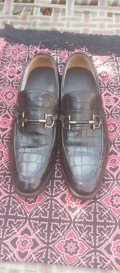 Ye brand k shoos hein wese size me thora chota he