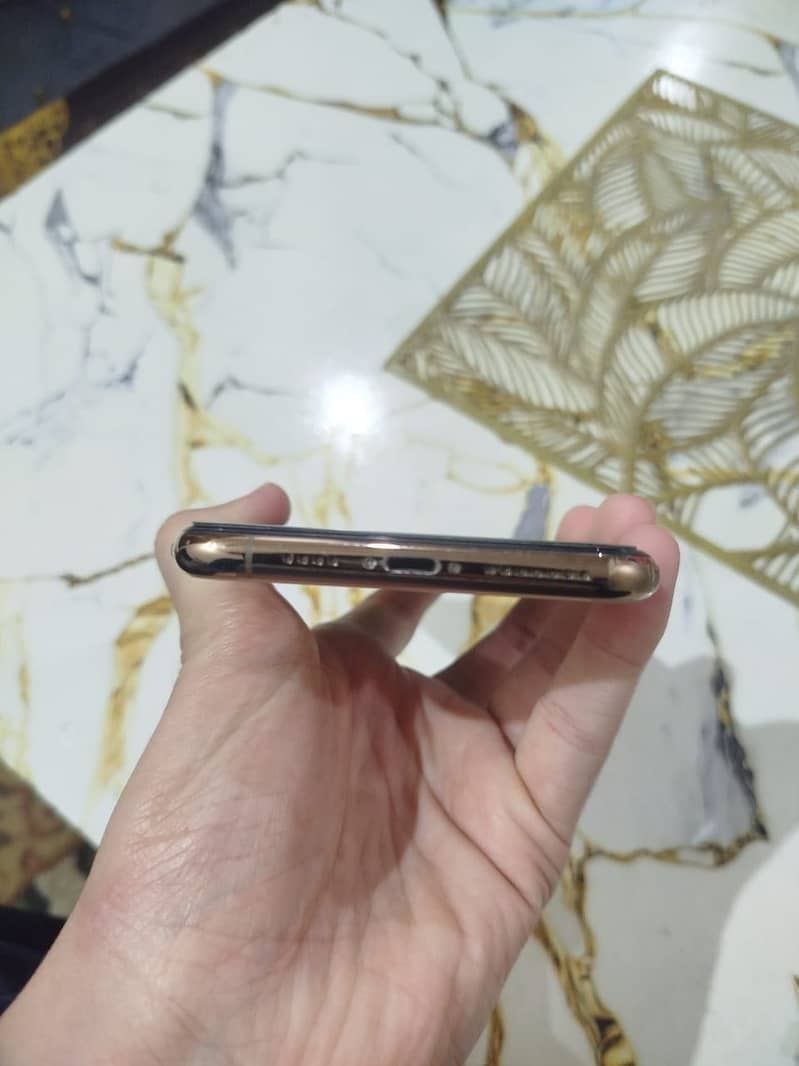 Apple iPhone 11 Pro Max 4