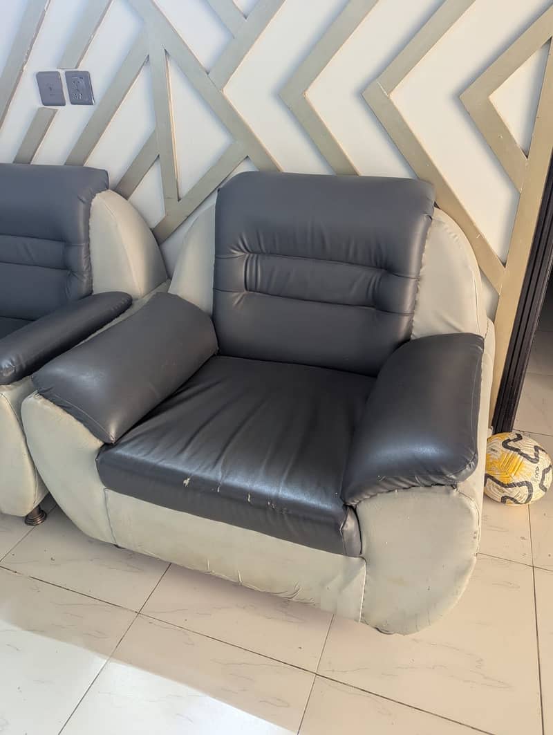 Sofa in Good condition 4