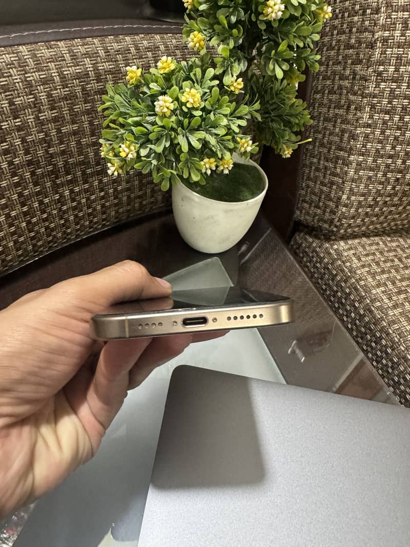Apple iPhone 16 Pro Max 2