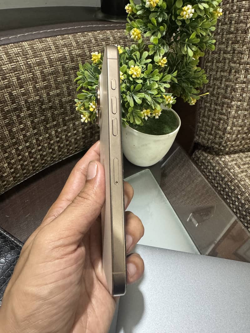 Apple iPhone 16 Pro Max 4