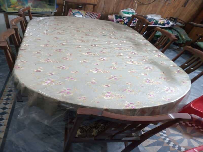 خوبصورت لکڑی کا ڈائننگ ٹیبل بمعہ 8 کرسیاں برائے فروخت 2