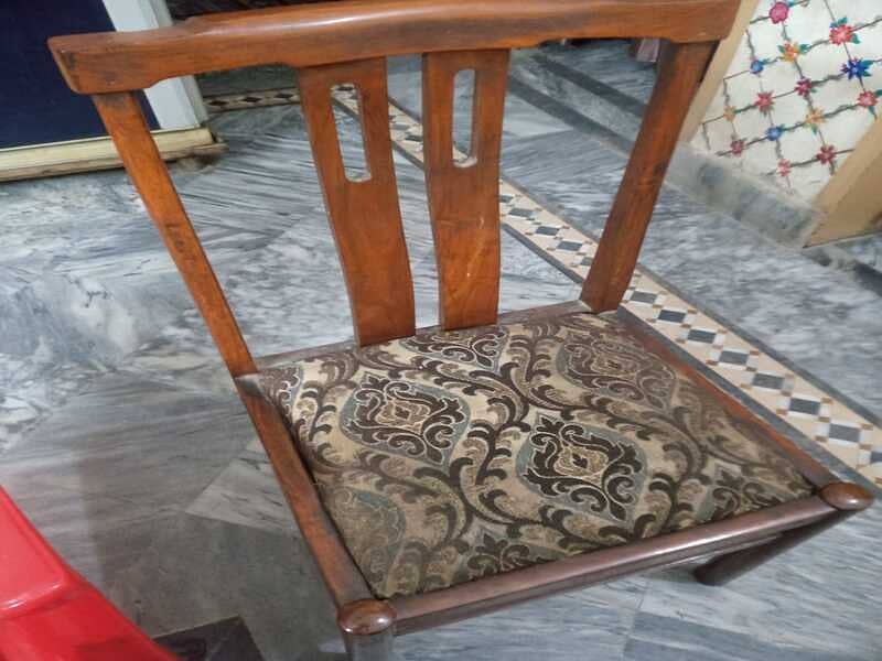 خوبصورت لکڑی کا ڈائننگ ٹیبل بمعہ 8 کرسیاں برائے فروخت 3